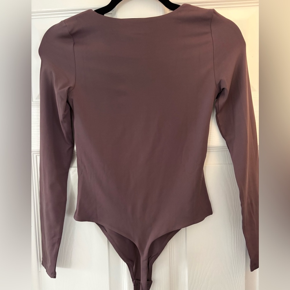 Aritzia Babaton Contour V-Neck Longsleeve Bodysuit - Picture 6 of 7